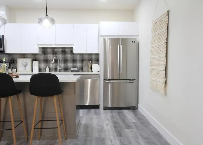 Executive Bsmt Suite, King Bed, 5 Min To Dt & Whyte Ave, Sleeps 6!