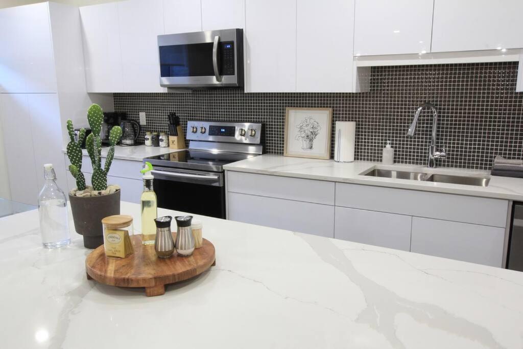 Apartment Executive Bsmt Suite, King Bed, 5 Min To Dt & Whyte Ave, Sleeps 6! *