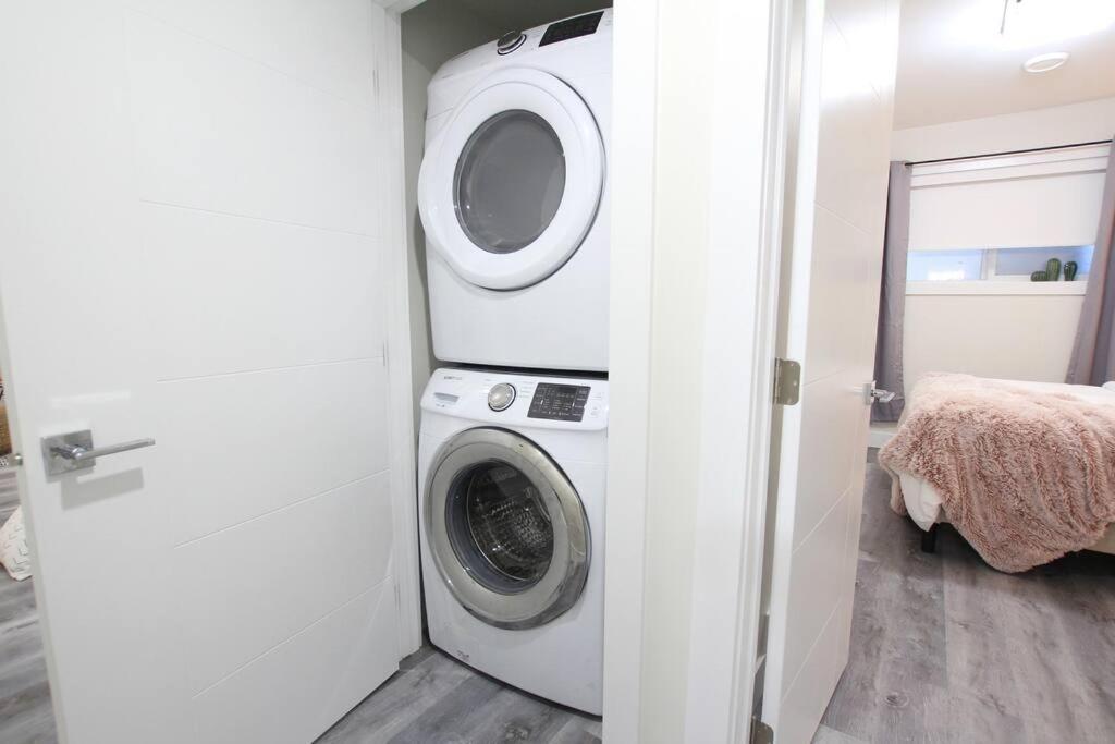 Executive Bsmt Suite, King Bed, 5 Min To Dt & Whyte Ave, Sleeps 6!