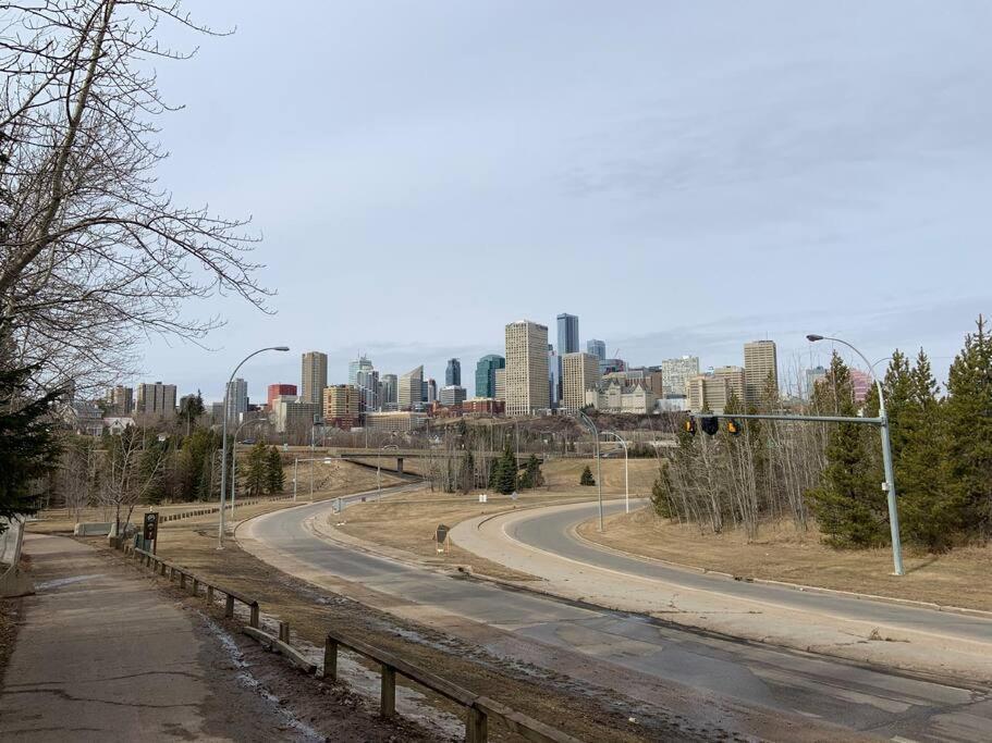 Executive Bsmt Suite, King Bed, 5 Min To Dt & Whyte Ave, Sleeps 6! * Edmonton